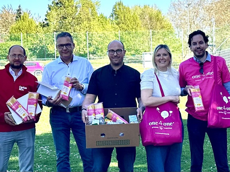 5 Personen stehen im Freien und halten verpackte Teigwaren in ihren Händen.