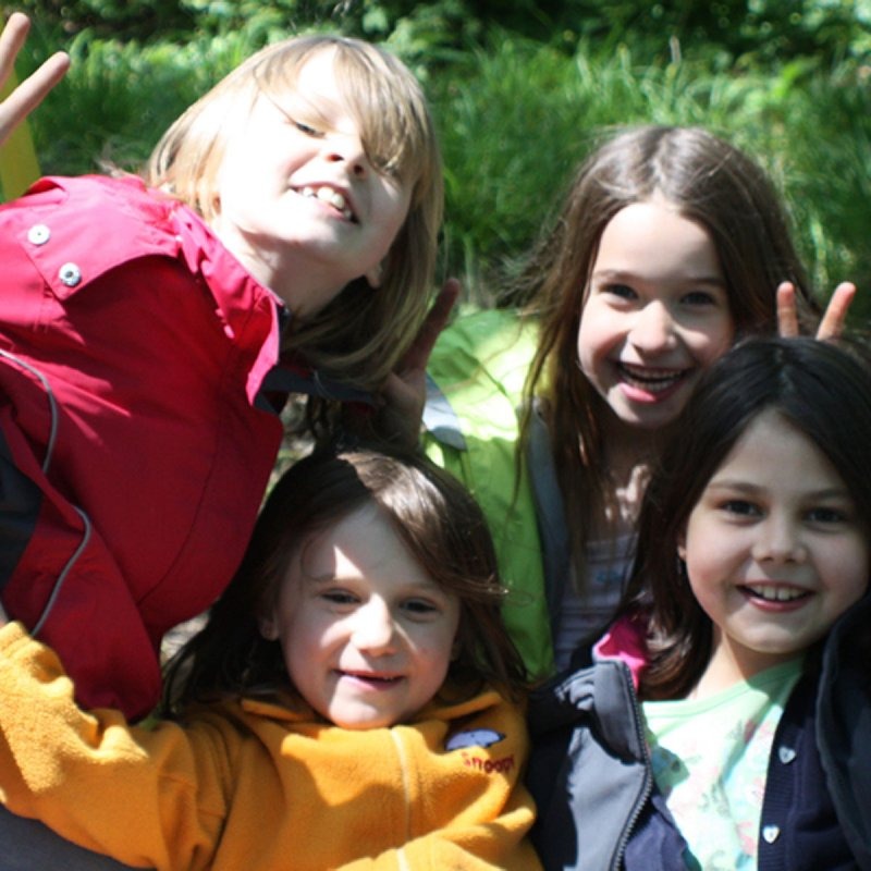 Mehrere Kinder lachen fröhlich.