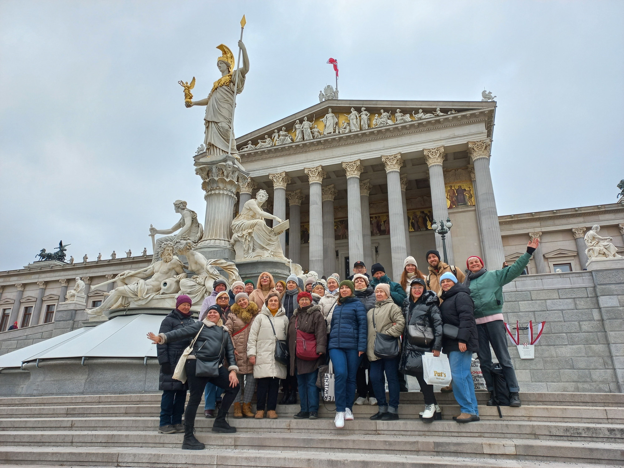 ein Gruppenfoto vor dem Parlament in Wien