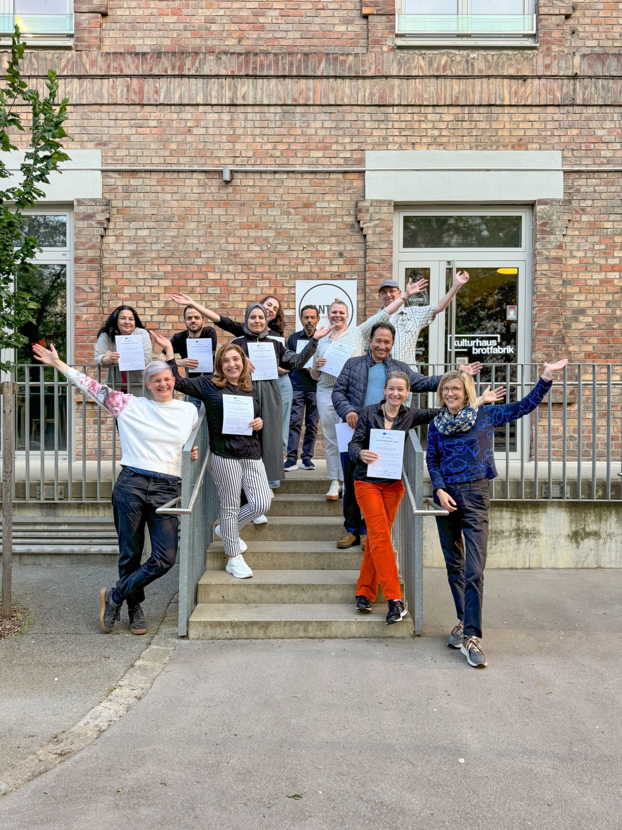 Eine Gruppe von Menschen die auf einer Stiege stehen